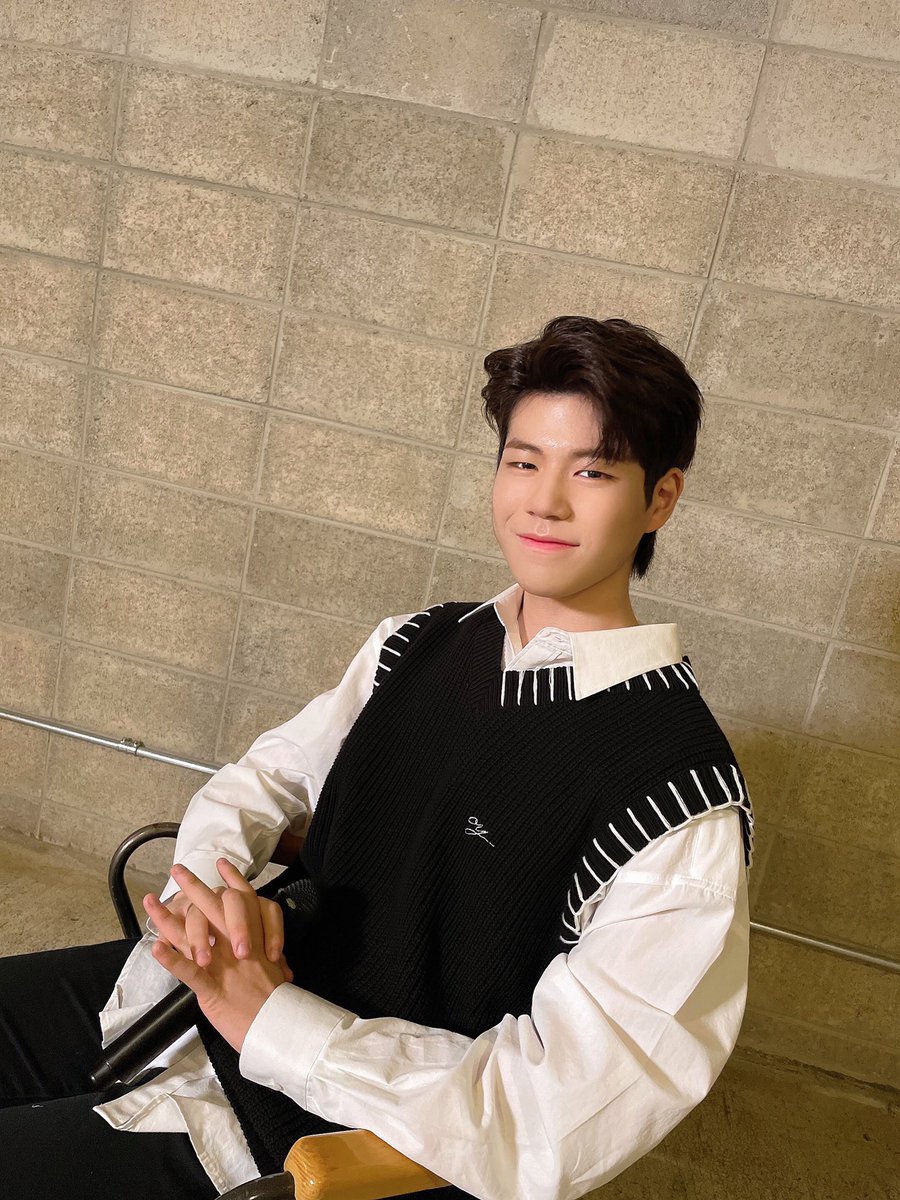 ciipher_italia's tweet photo. [#도환]{Dohwan} L’avete vista tutti la cover che ho caricato oggi su YouTube~??
Siccome è la nostra prima cover,ci siamo preparati tutti duramente, godetevela!! 
P.s: Grazie a Keita per aver registrato e arrangiato la canzone~♥ 

#ciipher #ciipheritalia #정지훈#gildohwan https://t.co/QWHpj3CvYS