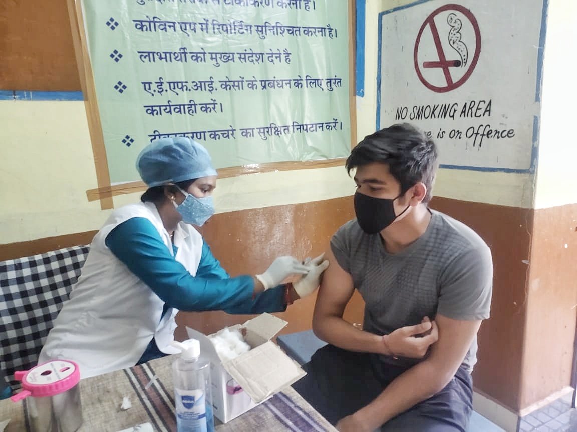 AadarshRaghuw11's tweet photo. #COVID19
#CovishieldVaccine
#seriuminstitute
#COVISHEILD
#firstblooddonation
#thenvaccination
Silwani, Raisen ( Mp )
Pehle Blood Donate Kro Fir Vaccine Lagwao 🙏🏻🙏🏻 https://t.co/XXhNWDGRm0