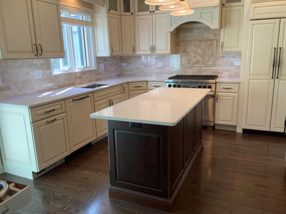 FactoryMidwest's tweet image. Kitchen design from head to toe! Check out the @viaterausa Soprano Quartz for the island and surround, paired with a beautiful backsplash! ⭐️👍
