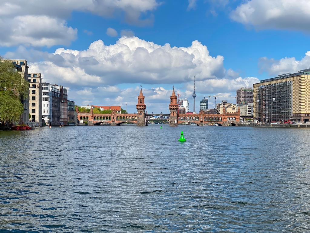 Ulrich_Blueher's tweet photo. Osthafen / Oberbaumbrücke #Berlin 2021. Vor #Corona gab es mal Touristen, Ausflugs- und Sportschifffahrt und Schubverbände. https://t.co/TxnVQbKHAR
