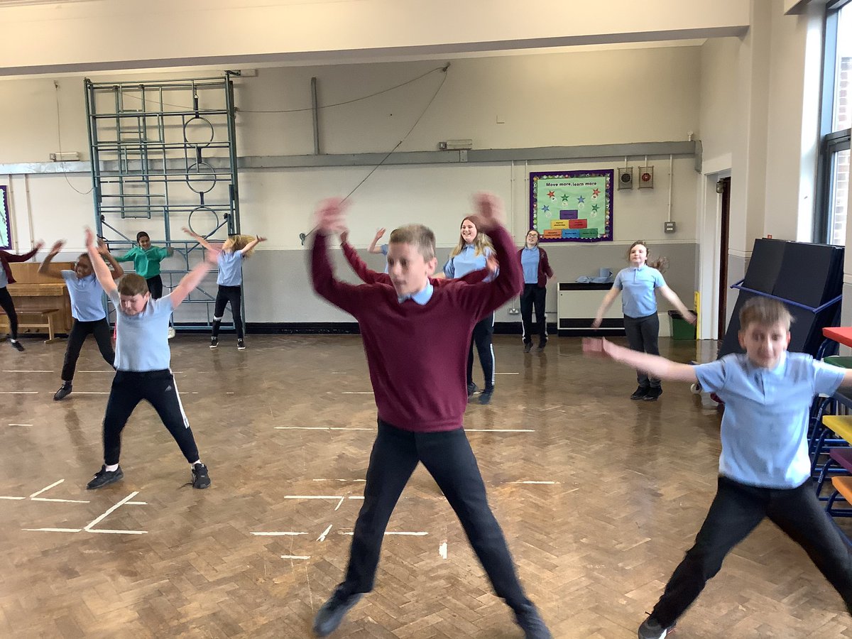 Mr___Mills's tweet photo. Fitness Blast Thursday! Y6TM loved a @thebodycoach inspired workout this morning! #StradbrokePE๐๐โฝ๏ธ #StradSportsWeek ๐ฅ https://t.co/eiWz3OtZJ9
