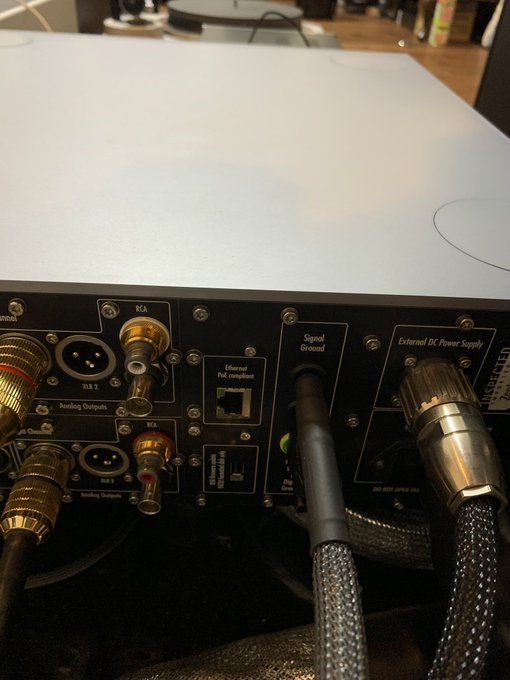 SilverRunning1's tweet image. ノイズフロアが下がり、静かになるという印象より、躍動感や実体感が増す傾向です。まさに電源ケーブルやDC Power Boosterと同様の効果がアースでも感じられることに、信じられません。
(続↓) #SilverRunning #アースケーブル #仮想アース