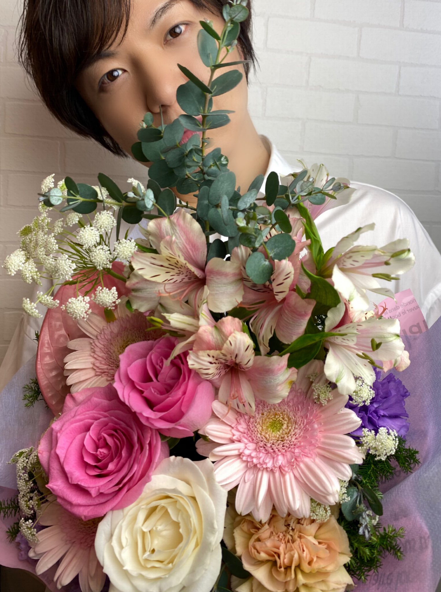 竹島宏スタッフ 公式 花かご 花かごが届きました シックな大人ピンクが お洒落な花たち 緑の差し色でユーカリ ユーカリの花言葉は 再生 とてもいい香りがします 寝室に飾ると良いですよ 今日も１日お疲れ様でした ひろネット 花便り
