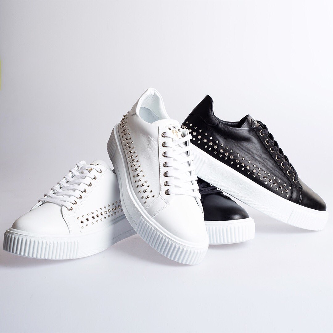 Stil sahibi erkeklerin yaz adımlarına hareket katacak trok detaylı, hakiki deri sneaker’lar Flower’da seni bekliyor.
.
Genuine leather sneakers with trock details that will add movement to the summer steps of stylish men are waiting for you at Flower.

#FlowerAyakkabı