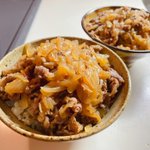 玉ねぎたっぷりで美味しそう!絶品牛丼レシピ!