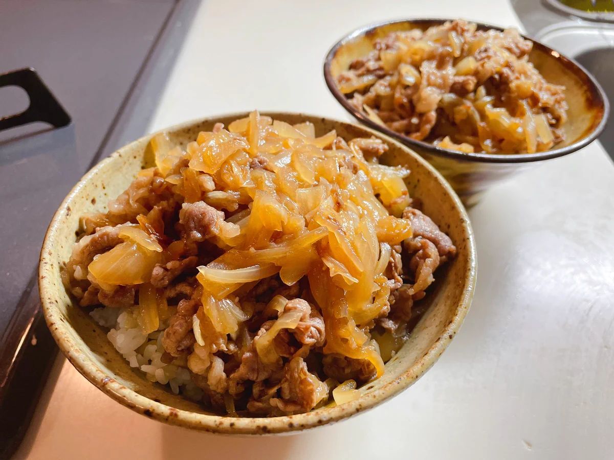 玉ねぎたっぷりで美味しそう！絶品牛丼レシピ！