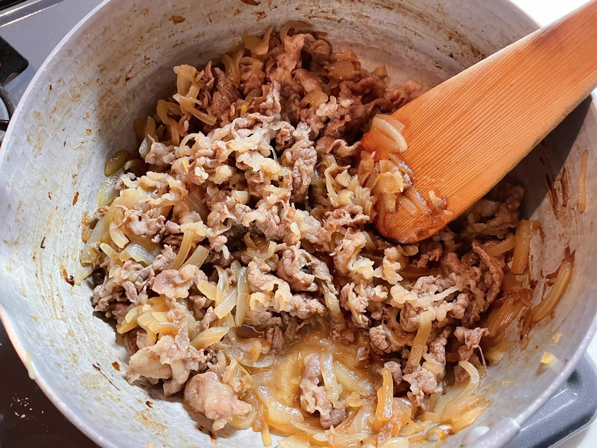 玉ねぎたっぷりで美味しそう！絶品牛丼レシピ！