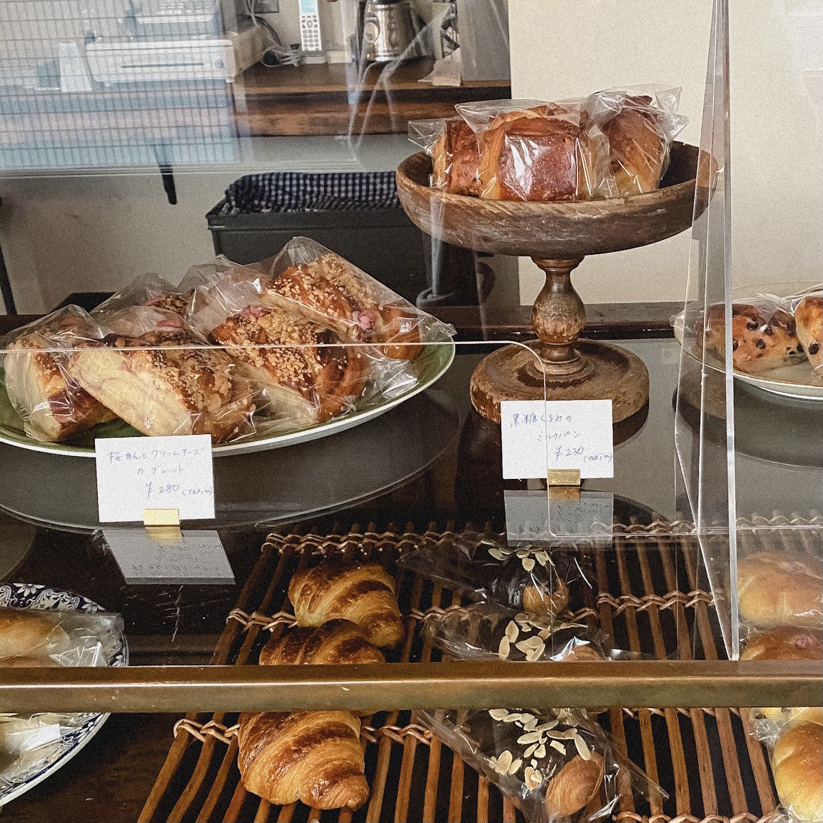 mapooo_t's tweet image. 千駄ヶ谷、北参道あたりにあるパン屋さん「 #ティグレット🥖」小さいお店の中に美味しいそうなパンがずらり。そして今日のティグにぎりと題しておにぎりも売ってる。米好きの旦那さんが喜んでた笑