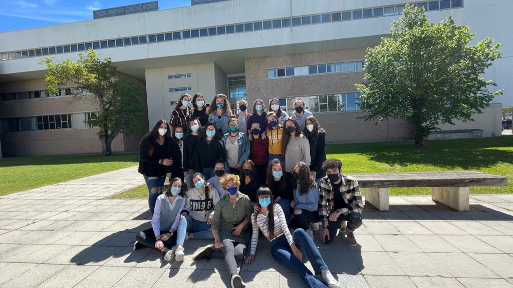 Angela24__'s tweet photo. Hoy ha sido nuestro último día de la asignatura de Salud y Alimentación. 🤩
¡Muchísimas gracias @deaymerichb por hacernos esta asignatura tan dinámica y genial! ❤️ #infubu21 https://t.co/ky6nUmcs0J