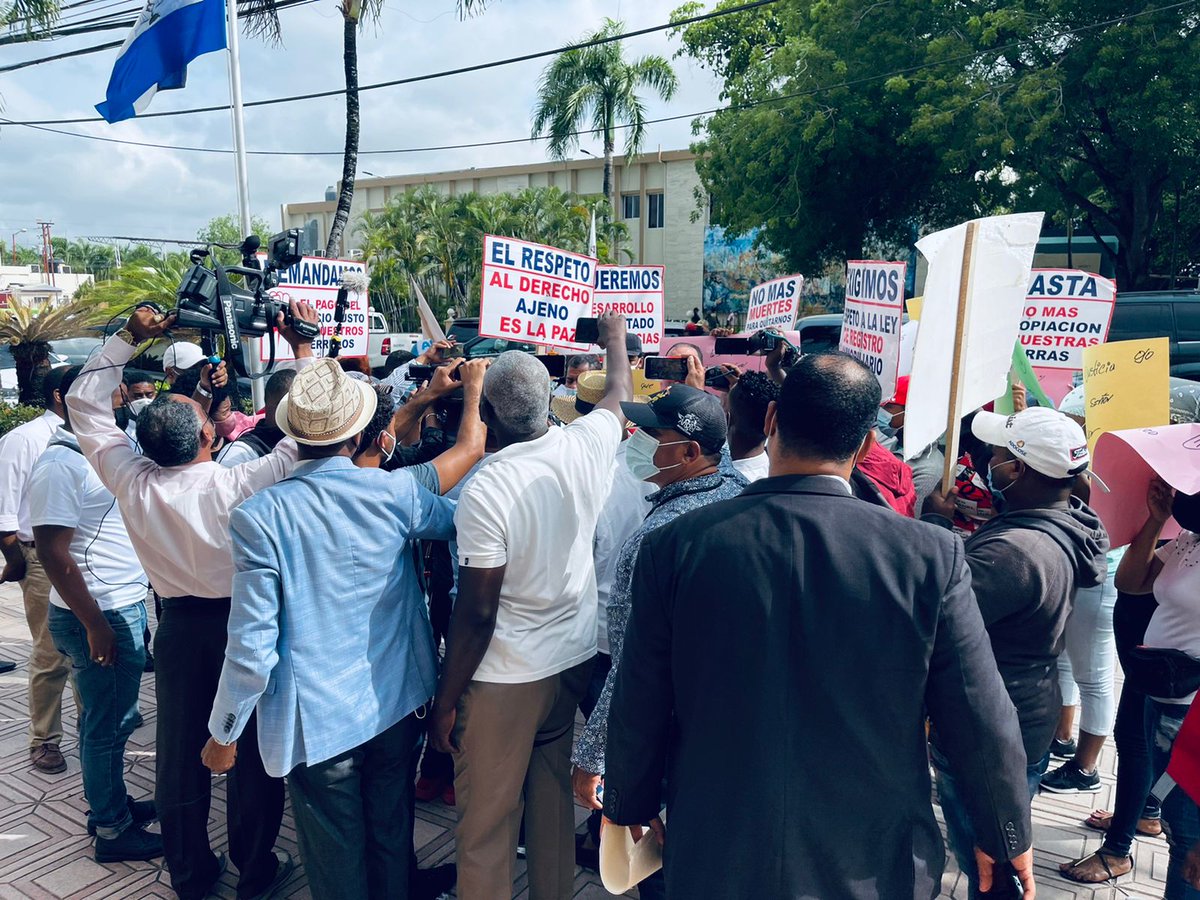 Comunidad de La Altagracia en apoyo al Señor Josué Cabral donde exigen justicia por la lucha de años y exigen que devuelva o pague los terrenos sustraídos a dicha familia #CabralVSRainieri #pagoterrenoAIPC