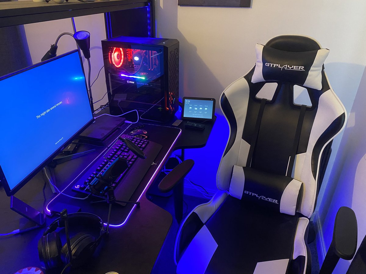 CalH___'s tweet image. Having to basically tear down my setup all for the new pc, gonna take me ages to get it all where I want it again🙄 cable management isn’t going to be fun🙄