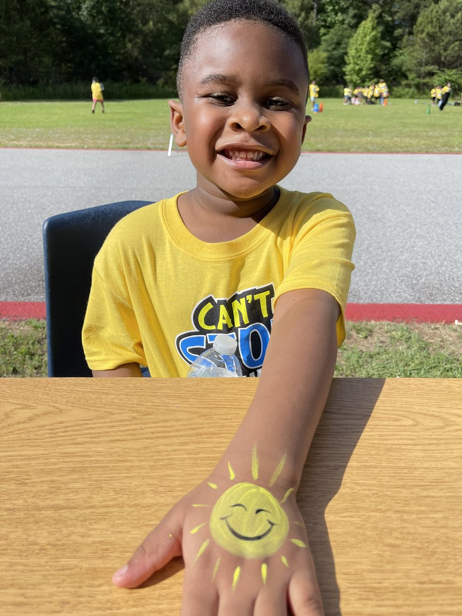 RES_Royals's tweet image. Arm painting on point! Loving these happy smiles!!! ❤️🎨😊 #fielddayfun