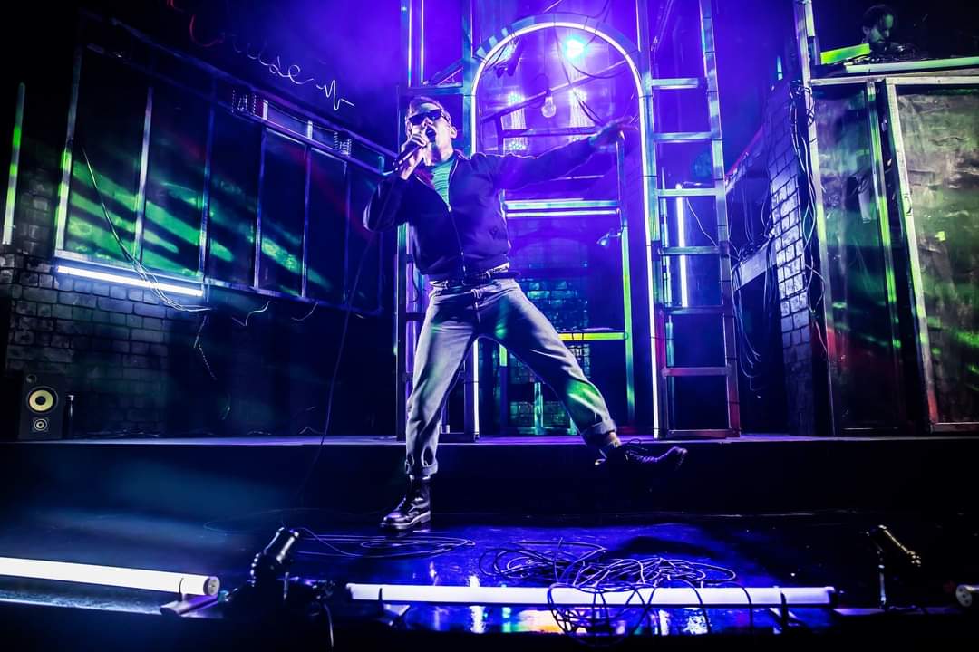 WESTENDBF's tweet photo. 🎭 SNEAK PEEK 🎭

Production images of the live stage production of @CruiseThePlay have been released today, currently playing at the Duchess Theatre in the West End until 13 June.

📸 Pamela Raith

https://t.co/9NhW126aqV https://t.co/Rxm7ZaErqC