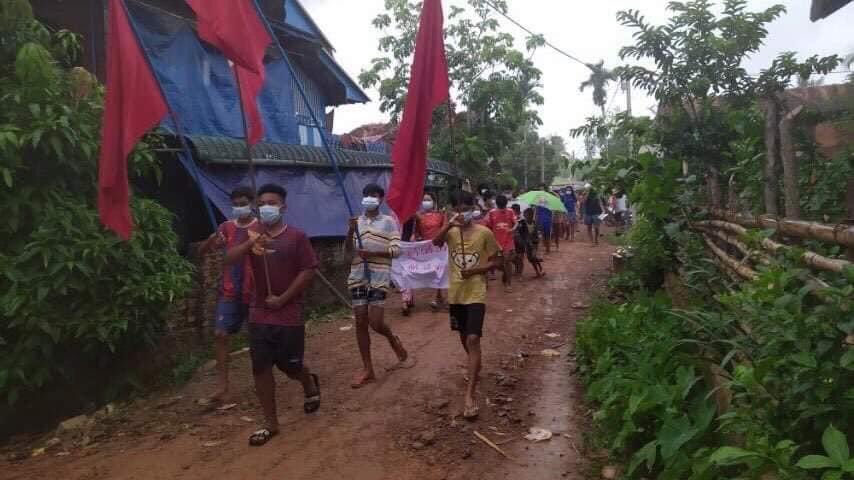 klatpri's tweet photo. A marching strike to overthrow the dictatorship was held in Kadak Nge Seik Village, Laung Lon Township this evening. #WhatsHappeningInMyanmar #MilkTeaAlliance #May20Coup  #MindatIDPCamp https://t.co/5vnmkis9GO