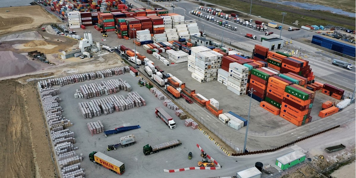 .@dpworld signs agreement with @TheSwainGroup for a 2.25-acre distribution facility at its #London #Gateway #freight and #logistics hub. bit.ly/3bE67py #ports #multimodalnews