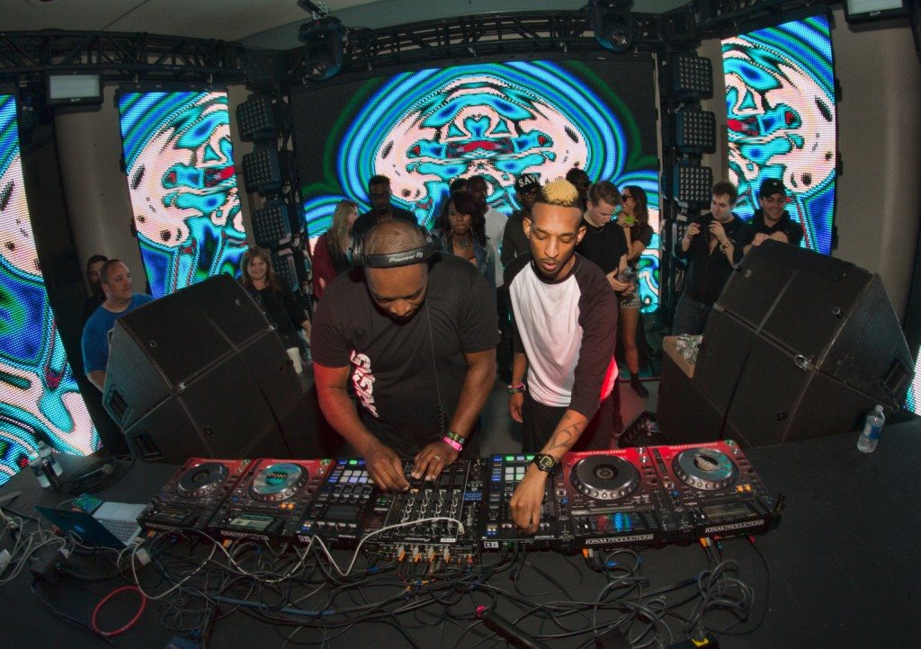 Family tree! <a href="/kevinsaunderson/">Kevin Saunderson</a> and @dantiezofficial deep in the zone and pushing out those fresh cuts. Detroit all day!

#dj #producer #party #djs #artist #producer #music #detroittechno #technomusic #techno #thesaundersonbrothers #undergroundmusic #drummachine #musicmatters