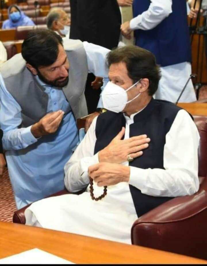SibghatullahMna's tweet photo. زمانہ معترف ہے ہماری استقامت کا.. نہ ہم نے شاخِ گل چھوڑی نہ ہم نے قافلہ بدلا.. راہِ الفت میں گو ہم پہ بڑے مشکل مقام آئے.. نہ ہم شاخِ گل چھوڑی نہ ہم نے رہنما بدلا..
#IstandWithImranKhan @PTIofficial @ImranKhanPTI
#KPKUpdates #PTIDIR #MNA_NA5 https://t.co/ycBQj8v9u1