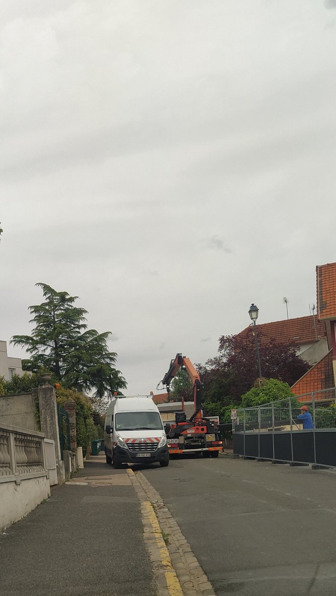 Bjr <a href="/fontenay92/">Fontenay-aux-Roses</a>, les jours se suivent et se ressemblent rue des Potiers. Encore 2 nouvelles alertes aujourd'hui sur des difficultés de circulation vers l'école. De toute évidence le marquage au sol et la signalétique sont insuffisants pour assurer la sécurité des piétons.