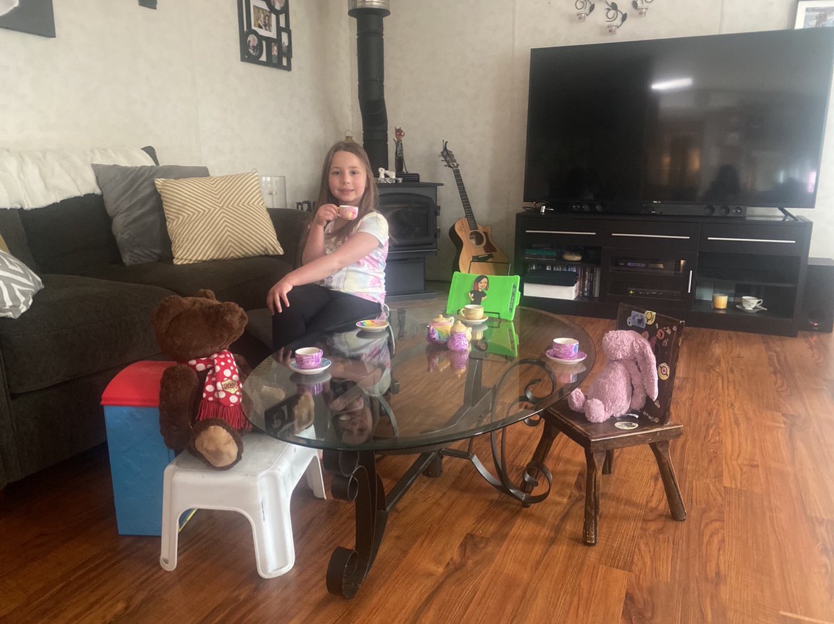 MrsSaundersCG's tweet image. A Tea Party?!? YES PLEASE!! Loving my lunch companions - thanks for the invite Paige #flatmrssaunders #togetherwhenapart @FMPSD @BeaconhillFMPSD @abbott_graham