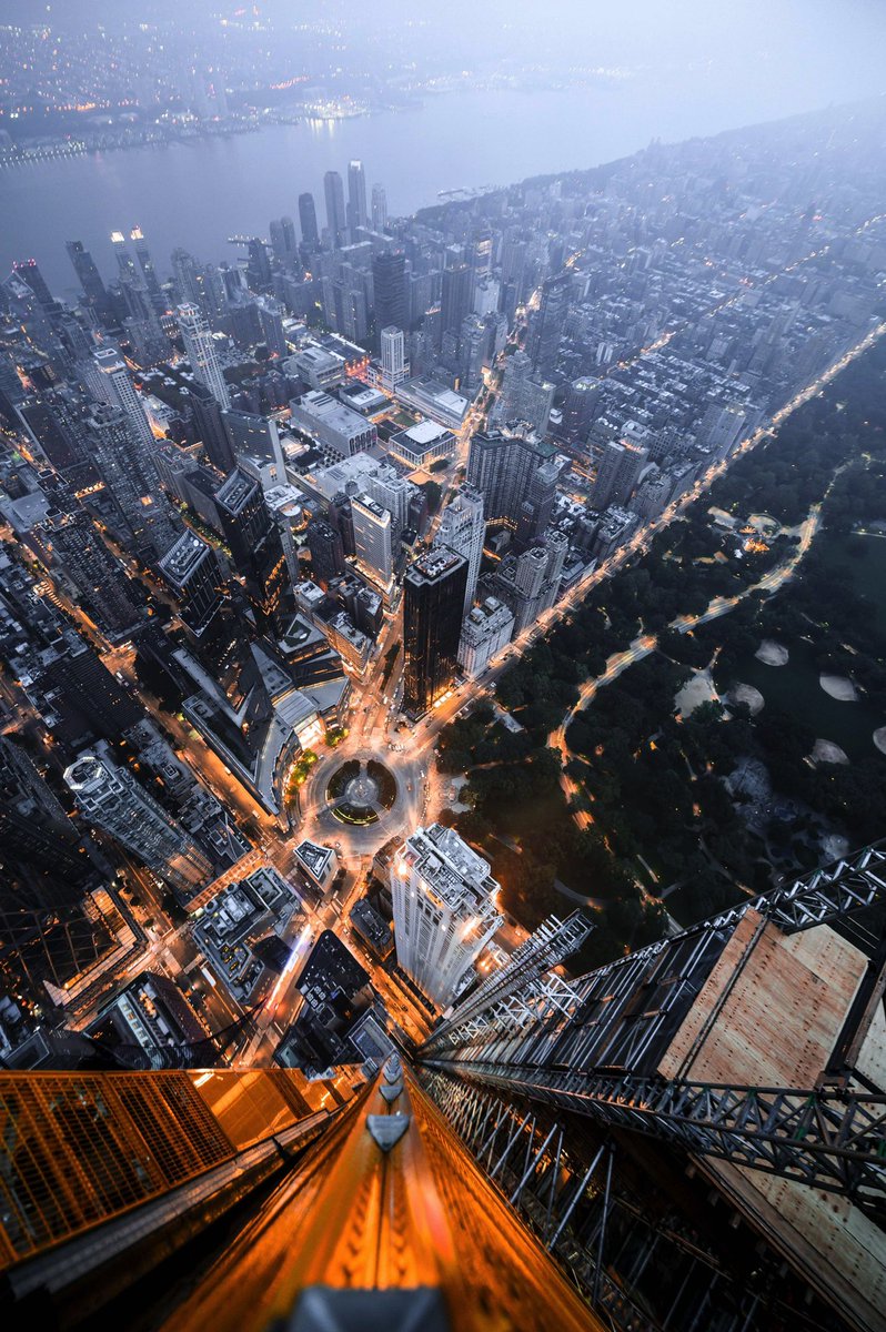 DrifterShoots's tweet photo. @loopify One of my favorite shots ever, 1550 feet above NYC, shot from the tallest building by roof height on this side of the world 🖤 https://t.co/REW88JbW6S