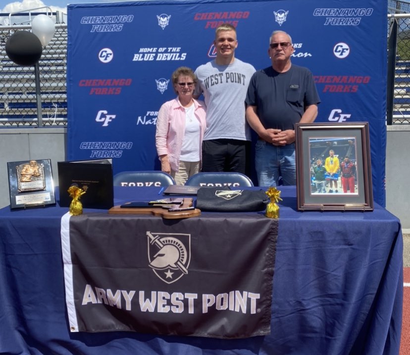 CoachHogan19's tweet photo. Congratulations Lucas Scott on signing his NLI to play football at West Point! 
@lucasscott46
@coachjohnloose
@armyWP_Football https://t.co/hbGlJBfhsl
