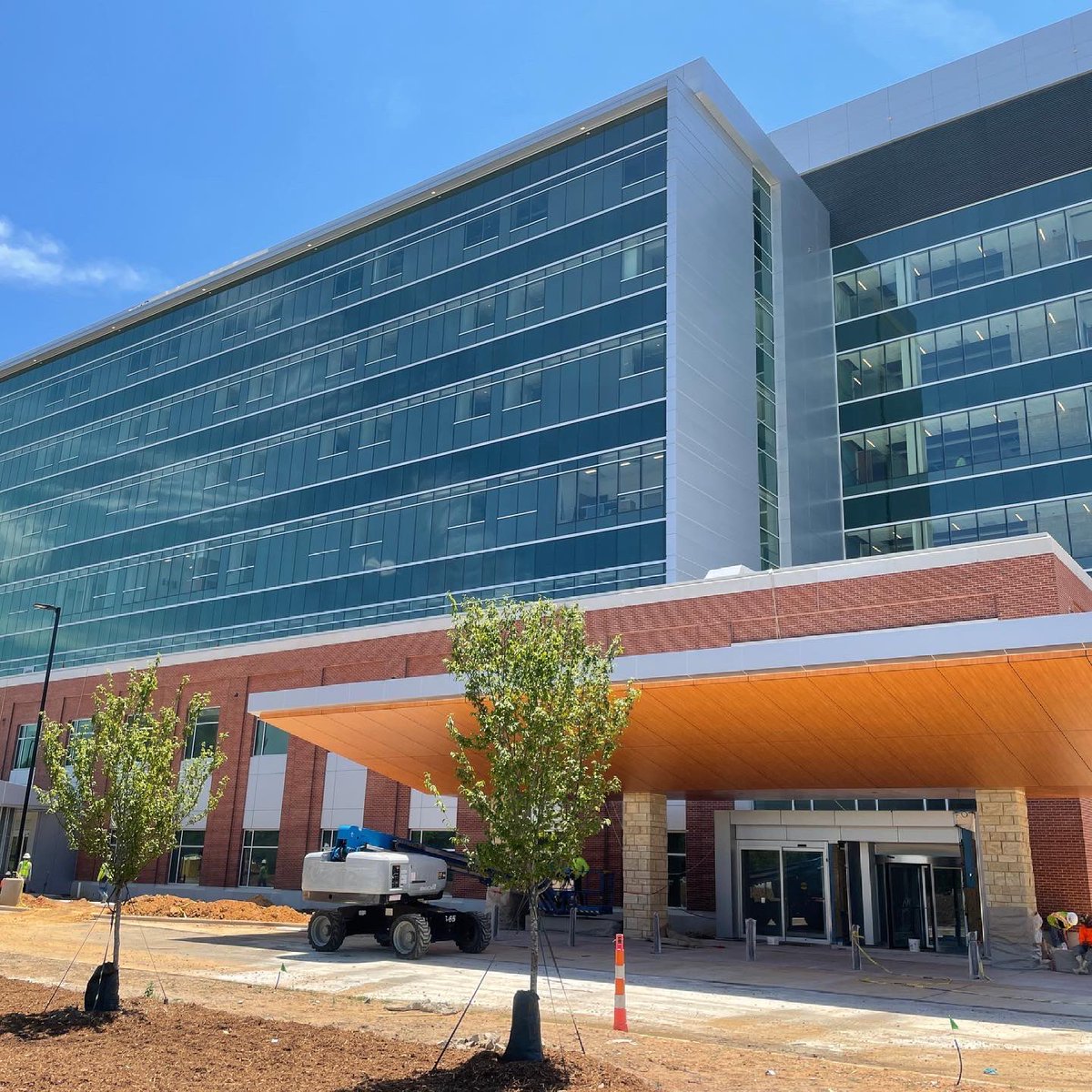 CommunityMGR's tweet image. Checking out the new UNC Health Rex Holly Springs facilities in its final stages of construction — planned to open this fall. 🚑 😎👍🏻