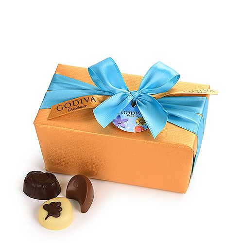 GiftsEurope's tweet photo. A satisfyingly weighty @GODIVA ballotin is one of our essential #fathersday2021 gift recommendations.

https://t.co/ziJVaCWfFp https://t.co/bmxybLOmFL