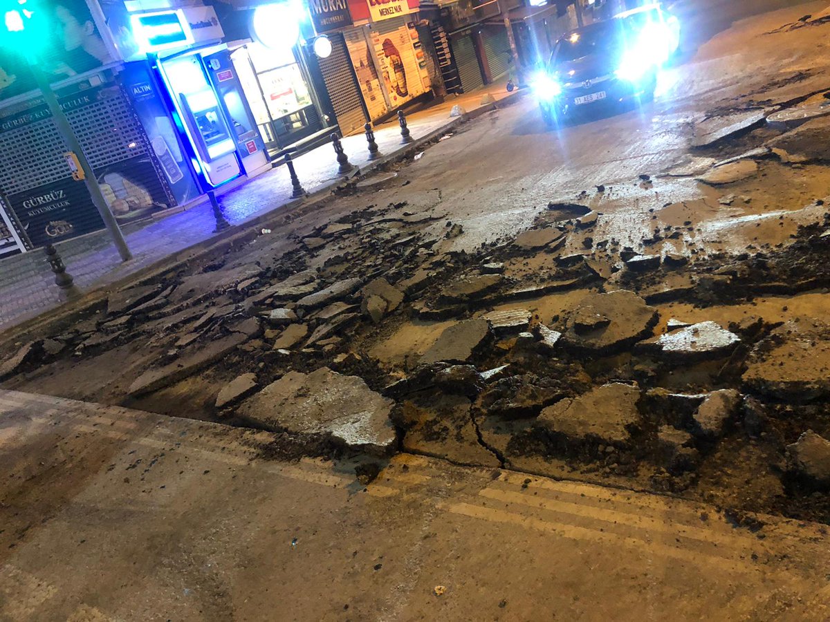tevfikgoksu's tweet photo. İşte CHP'li İBB'nin vizyon belediyeciliği. Kadıköy Boğa Meydanı yollarını bu halde bırakıp gitmişler.

Hani diyorlar ya CHP'li belediyeler "Tıkır Tıkır Çalışıyor" diye, tıkır tıkır değil ama takur tukur olduğu kesin. https://t.co/5BlXfYD7hq