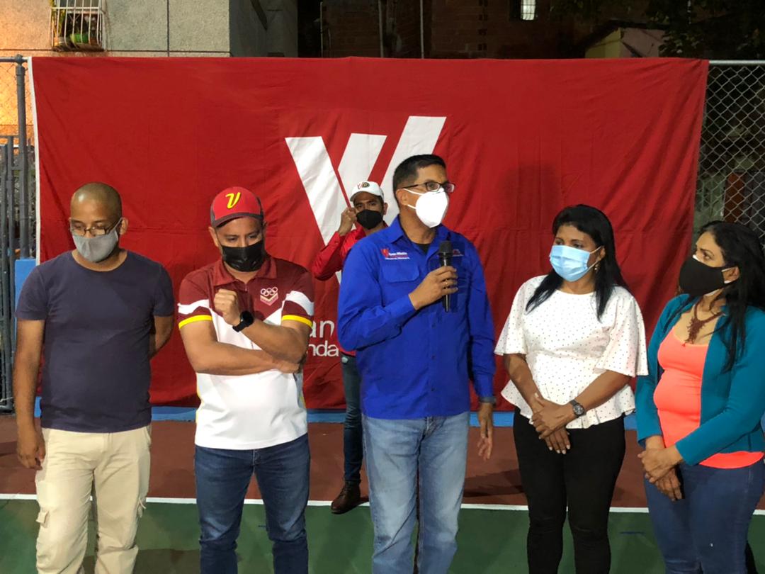 JoanC2030's tweet photo. #AYER || Llevamos a cabo la inauguración de la cancha múltiple en la parroquia Altagracia del #DistritoCapital, junto al Dip. @pinfantea, un logro producto de la unión entre el #PoderPopular y el #GobiernoBolivariano. La #GMVV continua dignificado a las familias venezolanas. https://t.co/sdgGxLsp6B