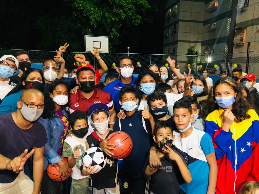 Minhvi_Oficial's tweet photo. #AYER || Desde la Pquia. Altagracia en #Caracas, el Min. @IMVillarroel1 junto al Min. @Pinfatea, se llevó a cabo la reinauguración de la cancha Sol de Caraballo, un espacio recreativo, que permitirá el desarrollo deportivo de la juventud patriota. https://t.co/HjaIbnDgQG