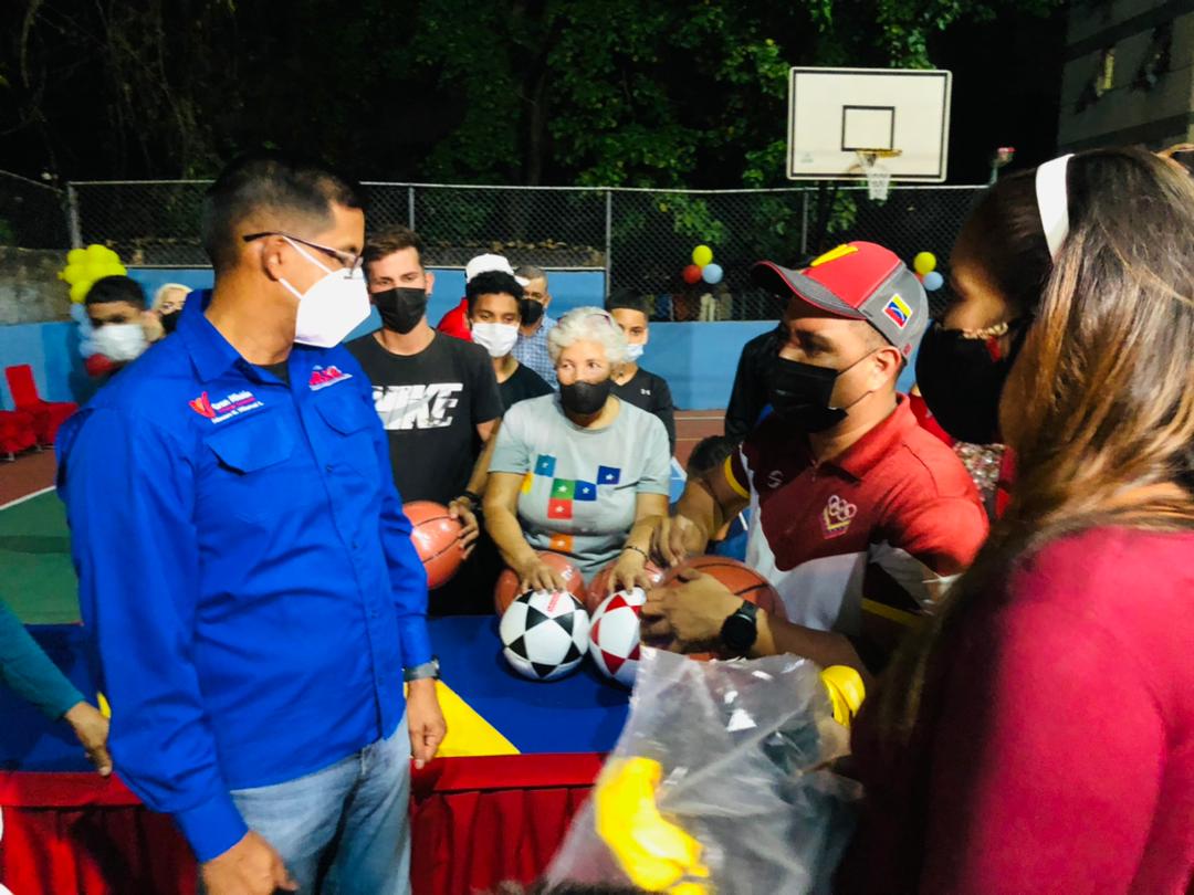 Minhvi_Oficial's tweet photo. #AYER || Desde la Pquia. Altagracia en #Caracas, el Min. @IMVillarroel1 junto al Min. @Pinfatea, se llevó a cabo la reinauguración de la cancha Sol de Caraballo, un espacio recreativo, que permitirá el desarrollo deportivo de la juventud patriota. https://t.co/HjaIbnDgQG