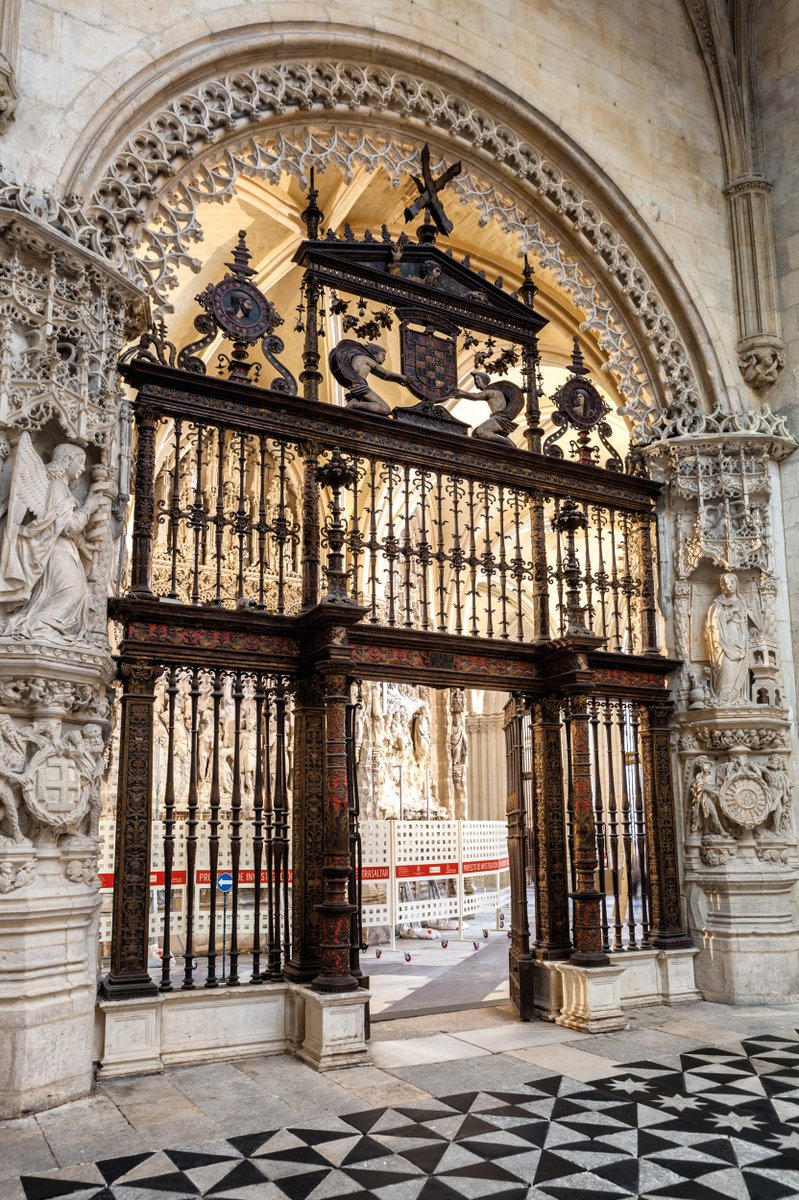 Businirmaslejos's tweet photo. PORTADA Y REJA CAPILLA CONDESTABLE
Un suntuoso arco de entrada, protegido por una notable reja —sin duda la más bella de toda la #CatedraldeBurgos— forjada por Cristóbal de Andino en 1523, permite acceder al interior de la #CapilladelCondestable repleta de tesoros artísticos. https://t.co/BnCAiy9h07