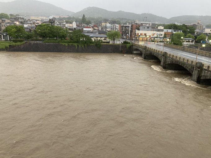 氾濫 京都 鴨川に氾濫警戒注意 濁流が歩道まで溢れてる 近くにお住いの方はご注意ください 現地の被害状況まとめ まとめダネ