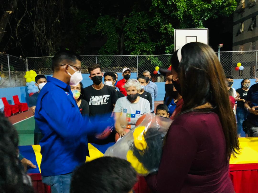 Minhvi_Oficial's tweet photo. #AYER || Min. @IMVillarroel1: Seguimos impulsando el bienestar de nuestro pueblo, gracias al Pdte. @NicolasMaduro quien a pesar del bloqueo económico continúa fortaleciendo a su #PuebloHeroico

¡Leales Siempre, Traidores Nunca! https://t.co/bADQqczlir
