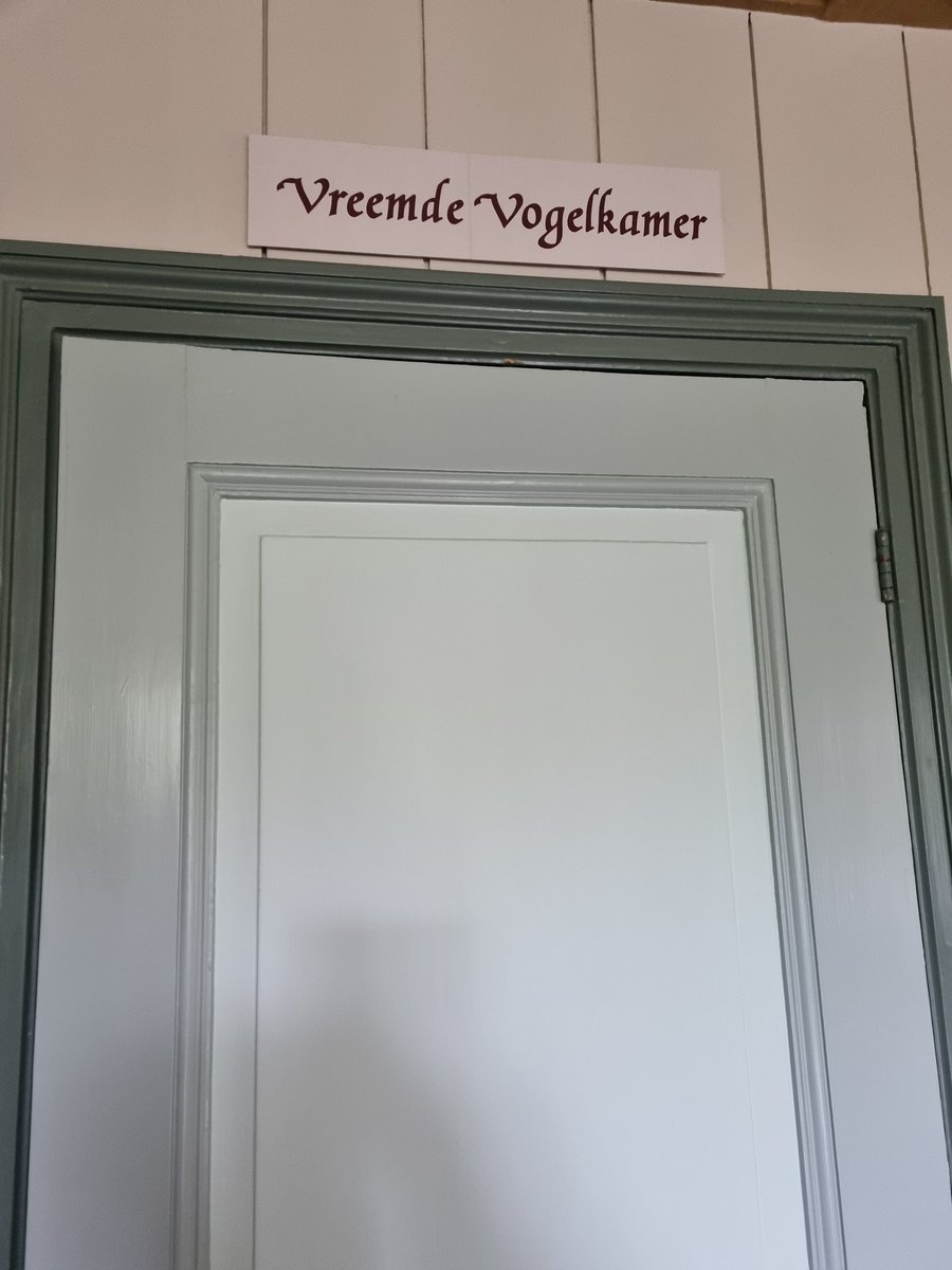 MaaikeWermer's tweet photo. Wie durft hier mee naar binnen? 😉#vreemdevogels https://t.co/CtwS2JwsJ5