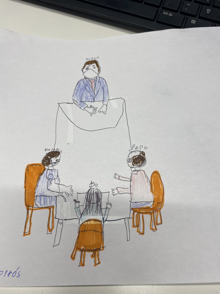 Estoy maravillado. Estaba explicando un testamento de un matrimonio y la hija andaba entretenida pintando una hoja. Al terminar me dice que tiene algo para mi y me da esto. Estoy maravillado, increíble lo que ha hecho en un momento!! 😍😍😍