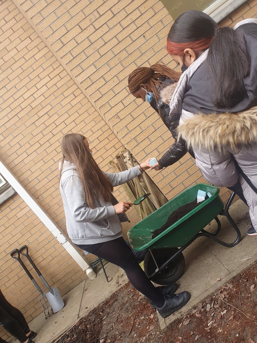 FoodKss's tweet image. A special thankyou to 2G for helping to set up the kits for the next @KSSFamilyLearn activity! 🌱 #Sustainability #herbs #outdoorlearning @KSS_Ecogroup @WeronikaFare