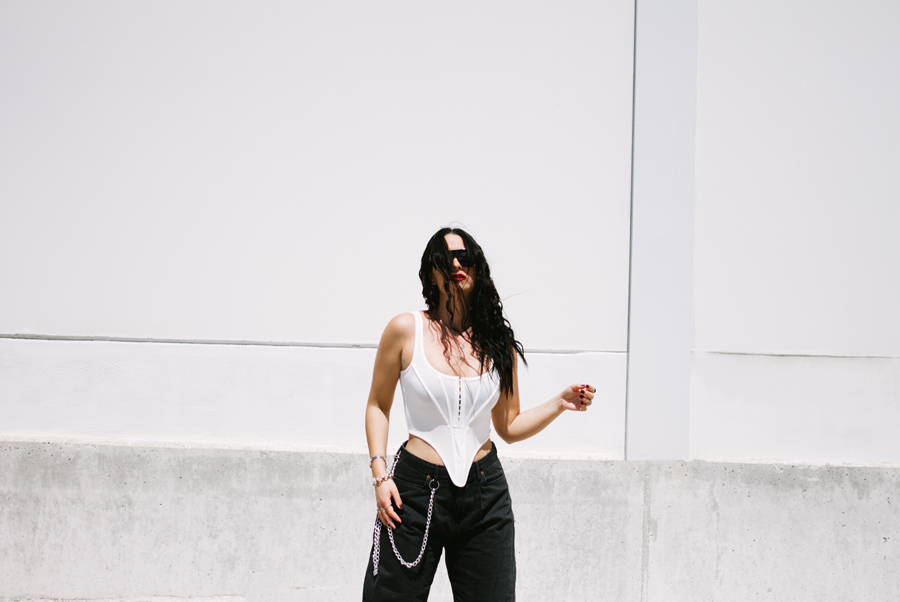 MarayAlvarez's tweet photo. New #post! Os traigo un #look con vibras de verano y un top súper bonito de @FemmeLuxeFinery "White Corset" https://t.co/Mk1s7DhPMY ♡ #vogue #blogdemoda #outfit #femmeluxery #fashion #fashionblogger #bloggerspain #moda #style https://t.co/zABNvt5qtT