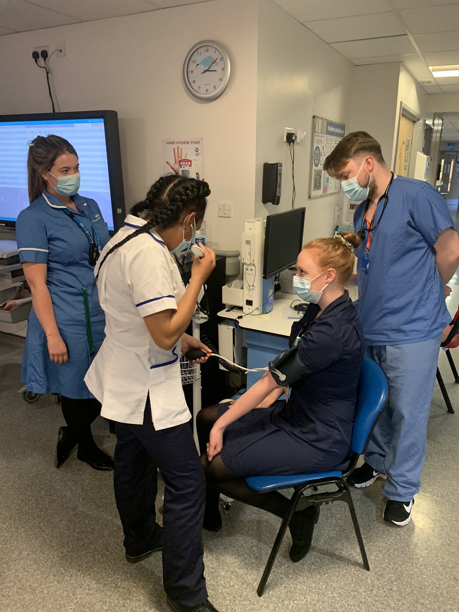 We think taking a multidisciplinary team approach to teaching gives students the best opportunities to learn. Dr Mark getting involved in our manual blood pressure teaching! #AchievingExcellence #24HoursatMRI