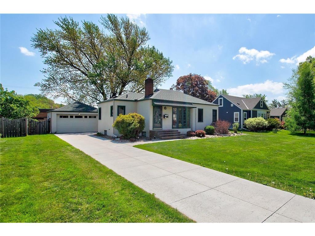 Homestobuymn's tweet photo. NEW LISTING!  Don't let the image fool you.  The large addn on the back of the home makes this a 2000+sq ft home!  Make @RosevilleMN your home. https://t.co/Jr6O6wLOpL