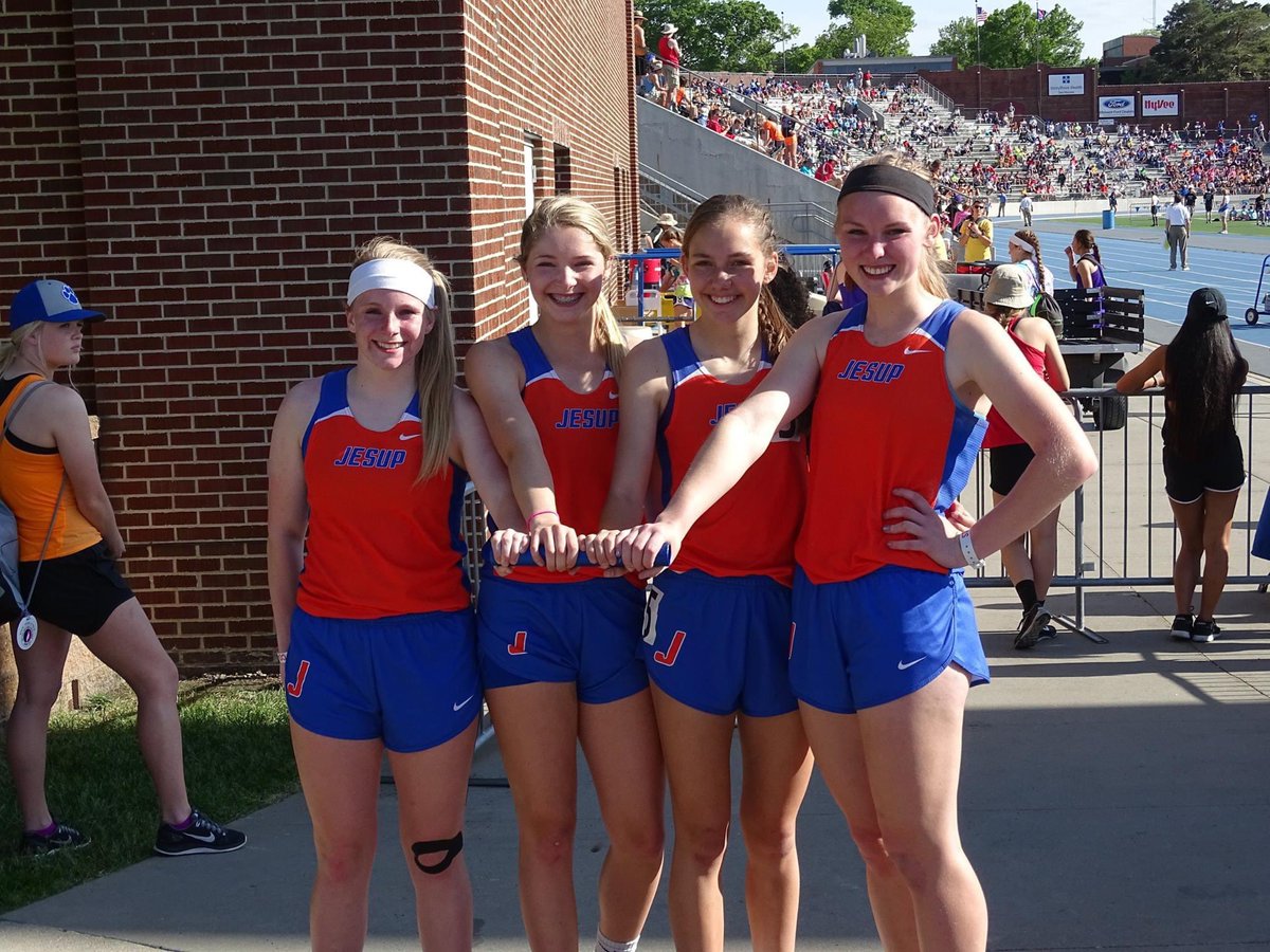kyliewilberding's tweet photo. In honor state track gotta throw it back to 5 years ago when our 4x800 got 3rd place🏃🏼‍♀️ https://t.co/aoTJiuic7I