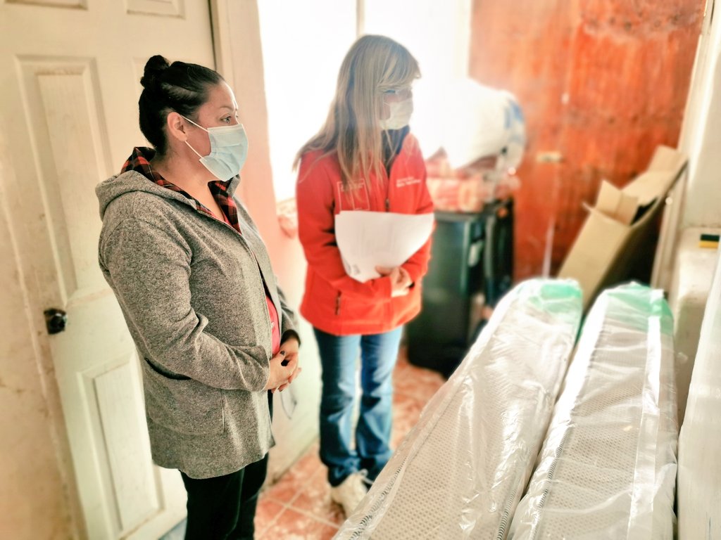 FOSIS_ATACAMA's tweet photo. AHORA | La Directora @TereCanasPrecht supervisa entrega de equipamiento para el hogar a familias de Copiapó #ProgramaHabitabilidad https://t.co/OwIljO0sxp