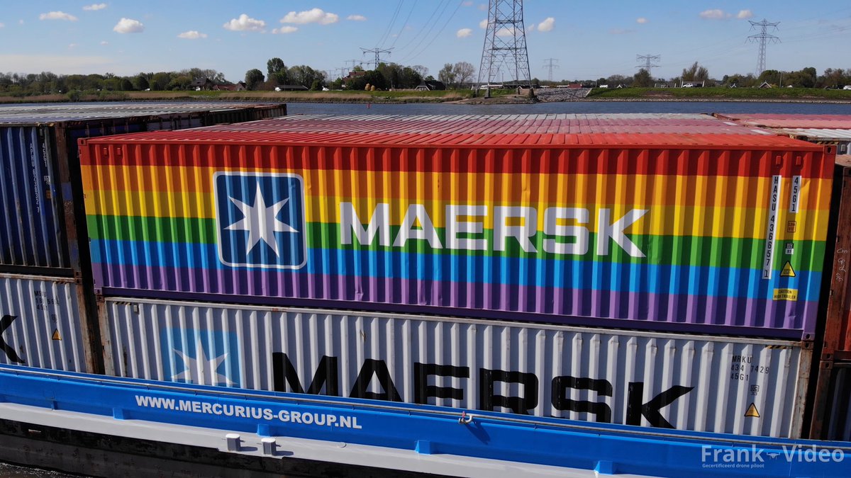 MCTLucassen's tweet photo. Diversiteit ook in de binnenvaart lichter Mercur onderweg naar Amsterdam #rainbowcontainer https://t.co/oWtoBdKAX0