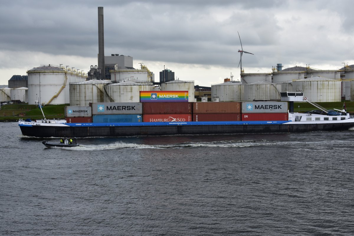 MCTLucassen's tweet photo. Diversiteit ook in de binnenvaart lichter Mercur onderweg naar Amsterdam #rainbowcontainer https://t.co/oWtoBdKAX0