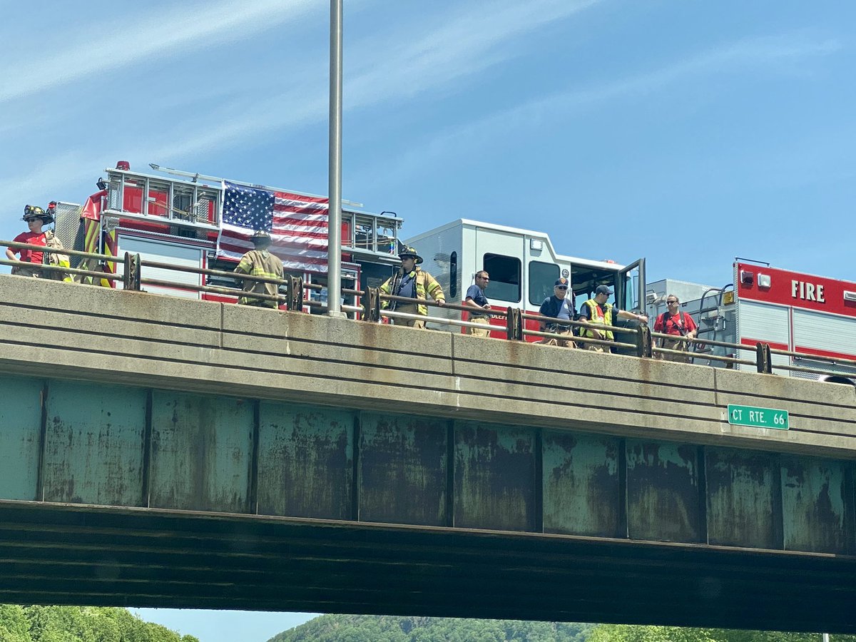 Christian Colón (@coloncjc) on Twitter photo Several overpasses along I-91 are filled with firefighters paying tribute to the fallen firefighter Ricardo Torres.
Prayers go out to the Torres family ❤️
<a href="/WFSBnews/">WFSB Channel 3</a> <a href="/NewHavenFire/">New Haven Fire</a> Several overpasses along I-91 are filled with firefighters paying tribute to the fallen firefighter Ricardo Torres.
Prayers go out to the Torres family ❤️
<a href="/WFSBnews/">WFSB Channel 3</a> <a href="/NewHavenFire/">New Haven Fire</a>