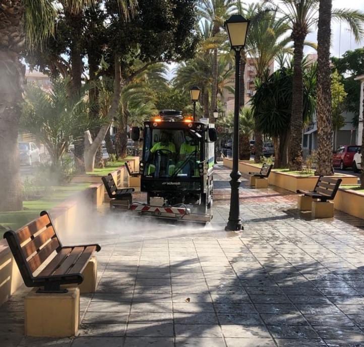 elxverdaineta's tweet photo. 🔛Contamos ya con los nuevos #vehículos para el servicio de baldeo de aceras.
🚛📍Están funcionando por diferentes sectores del #municipio con los mejores resultados.
#elverdaineta #ajuntamentdelx #nuevosvehiculos #baldeos #elche #limpiezaviaria https://t.co/UcCcKoCynB