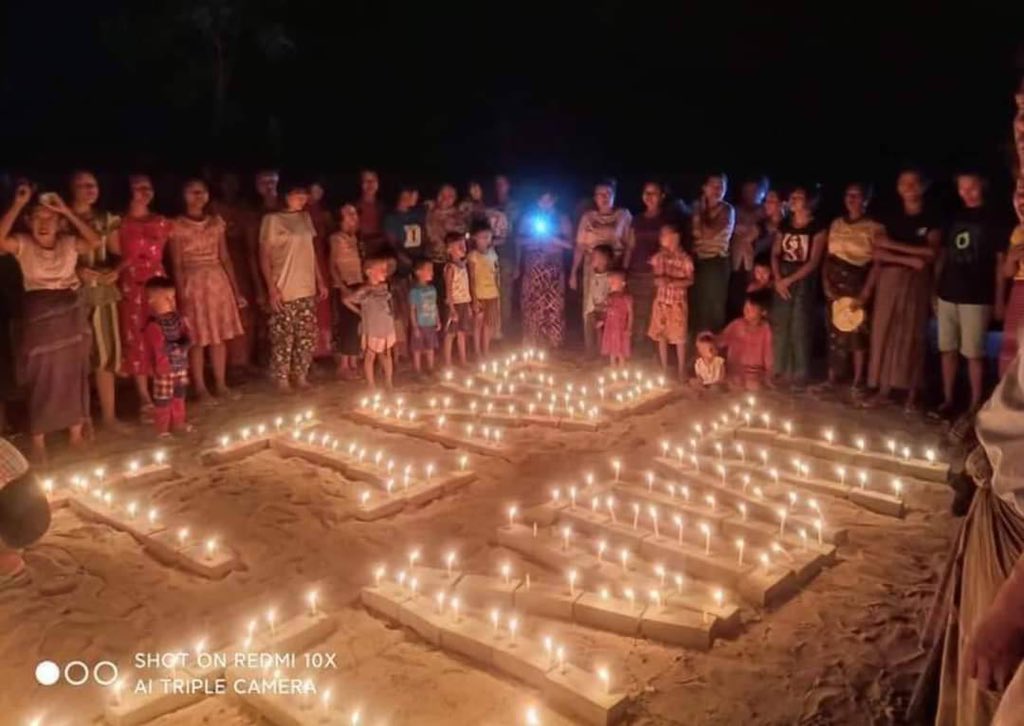 Pauk Tsp villagers staged a night protest in solidarity with #Mindat. #May20Coup  #WhatsHappeningInMyanmar  #MindatIDPCamp
