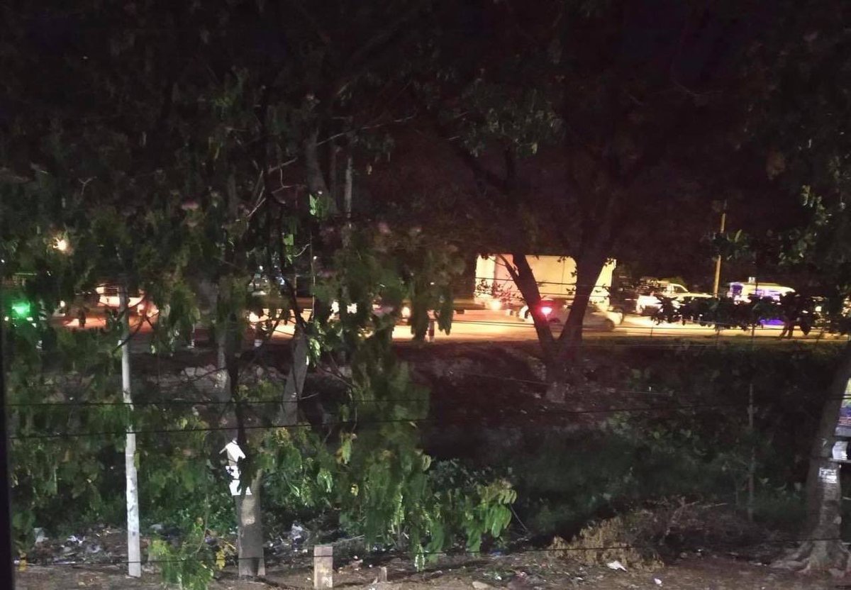 Military troops invading the AungZayya bridge and unlawfully investigating all the bypassing vehicles. #WhatsHappeningInMyanmar  #May20Coup  #MindatIDPCamp