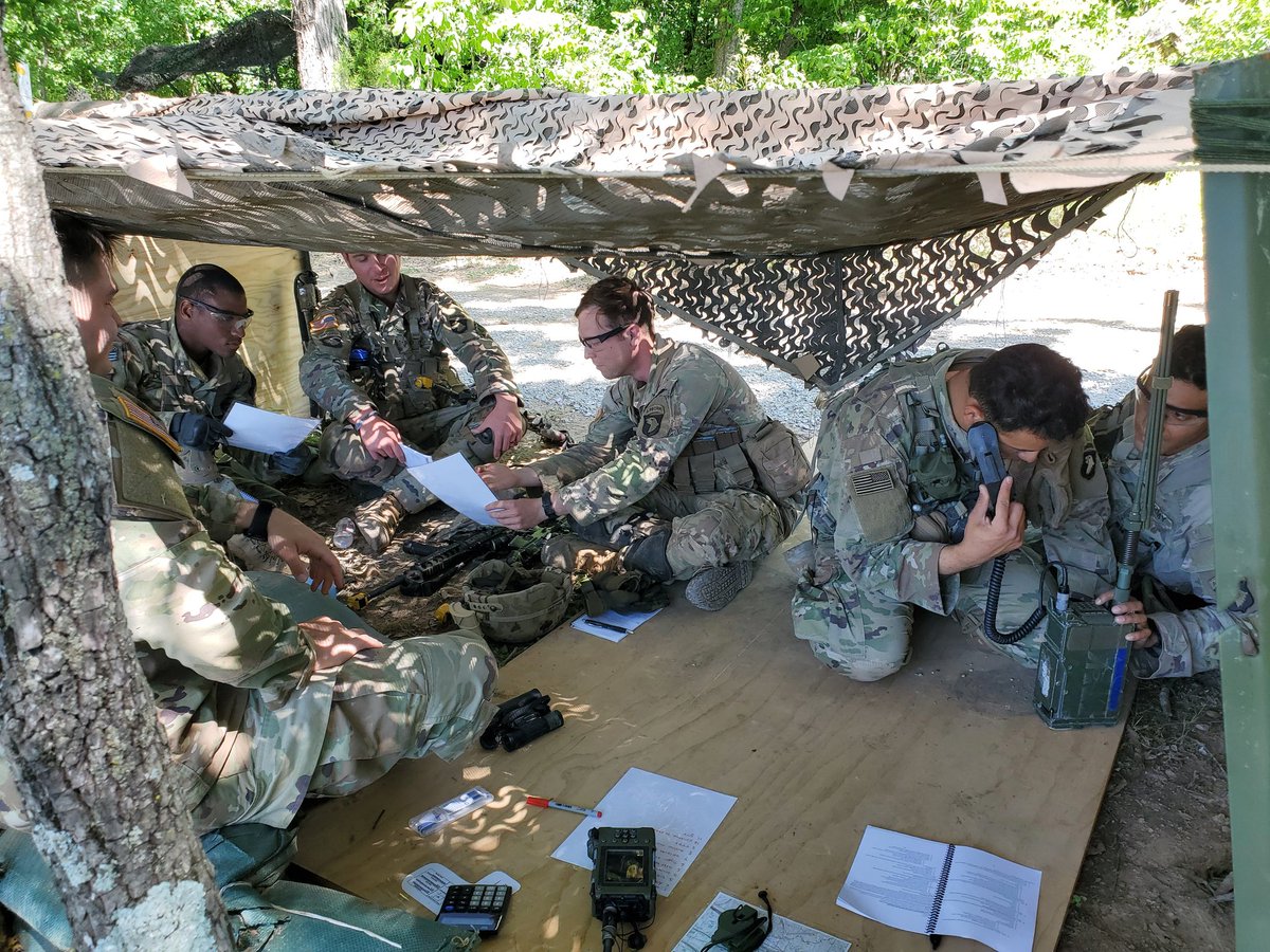 TBayonet6's tweet photo. #BayonetsLeadTheWay in EIB training. @NoSlackBN is coming for the log @101Bastogne https://t.co/eHGf3QNVqG