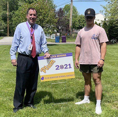 Plum Borough School District's Class of 2021! Visiting our senior students to show them how #plumproud we are! 

@pbsdsupt <a href="/DeniseLSedlacek/">Denise L. Sedlacek</a> <a href="/DanielLauletta/">Daniel Lauletta</a> <a href="/fishellj/">Joe Fishell</a> @MrSzarmach <a href="/plumboroughsd/">Plum Borough SD</a>